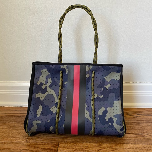 CHEVAUX Neoprene Tote - Waterproof and Washable - Picture 3 of 4